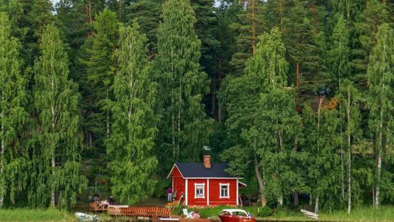 Mökki bei Savonlinna: Das typisch finnische Ferienhaus befindet sich inmitten einer einsamen Seenlandschaft, umgeben von tiefen Wäldern.