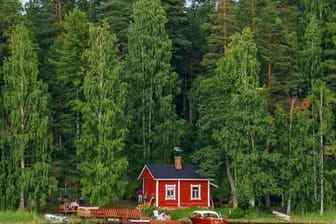 Mökki bei Savonlinna: Das typisch finnische Ferienhaus befindet sich inmitten einer einsamen Seenlandschaft, umgeben von tiefen Wäldern.