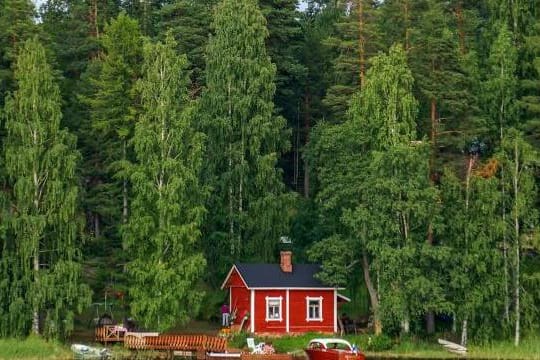 Mökki bei Savonlinna: Das typisch finnische Ferienhaus befindet sich inmitten einer einsamen Seenlandschaft, umgeben von tiefen Wäldern.