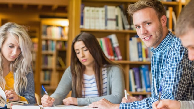 Da BAföG nur in Ausnahmefällen im Zweitstudium gewährt wird, müssen andere Stipendien aushelfen, wenn die finanziellen Mittel im Zweitstudium fehlen