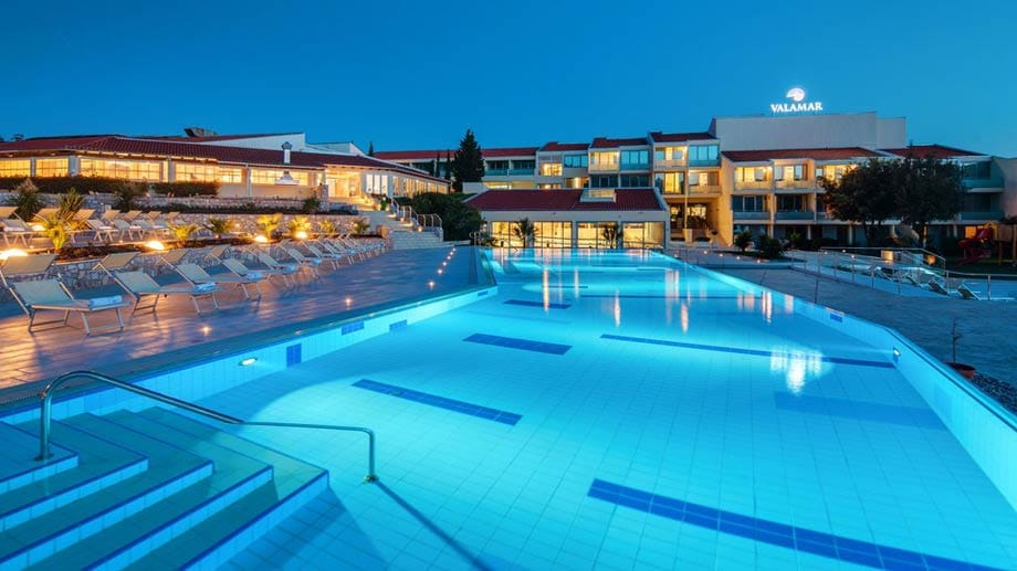 Auf der Halbinsel Babin Kuk – nahe der historischen Altstadt Dubrovniks – liegt das "Hotel Valamar Argosy". Das frisch renovierte Hotel bietet den Urlaubern eine riesige Anlage mit überwältigenden Gärten, stilvoll eingerichteten Zimmern, einem stufenlosen Pool und einem großzügigen Wellnessbereich.