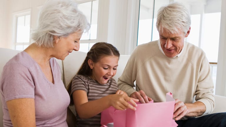 Großeltern sollten es mit Geschenken für ihre Enkel nicht übertreiben.