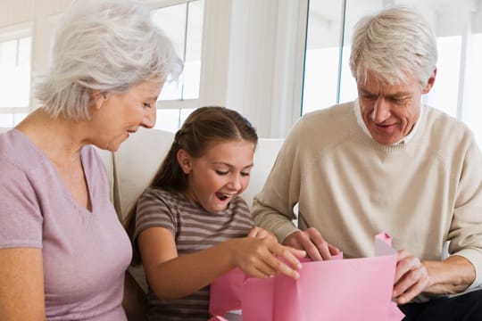 Großeltern sollten es mit Geschenken für ihre Enkel nicht übertreiben.