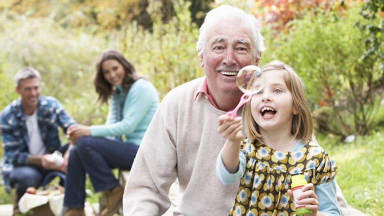 Großeltern: Mit Opa die Welt entdecken - gemeinsame Erlebnisse stärken die Bindung zwischen Großeltern und Enkeln.