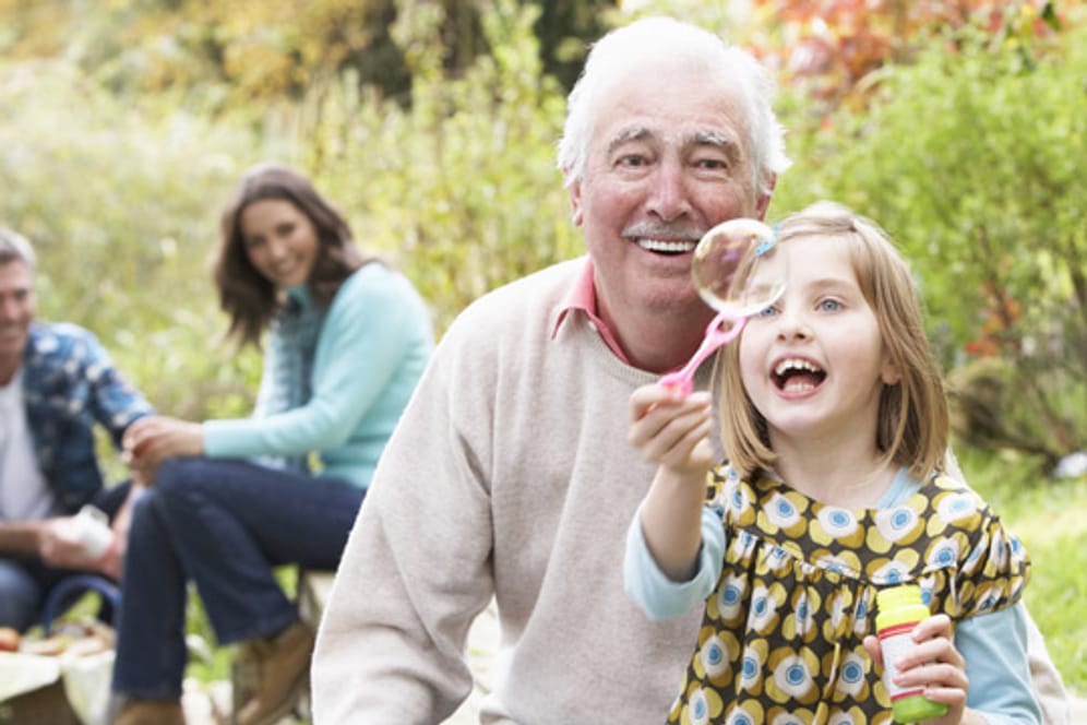 Großeltern: Mit Opa die Welt entdecken - gemeinsame Erlebnisse stärken die Bindung zwischen Großeltern und Enkeln.
