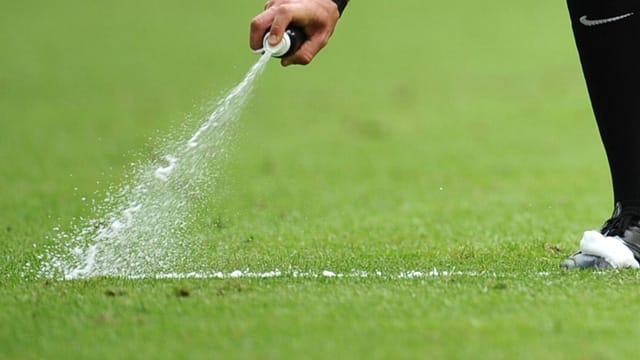 Bis das Freistoßspray in der Bundesliga zum Einsatz kommt, kann es noch eine Weile dauern. Bis das Freistoßspray in der Bundesliga zum Einsatz kommt, kann es noch eine Weile dauern.