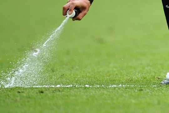 Bis das Freistoßspray in der Bundesliga zum Einsatz kommt, kann es noch eine Weile dauern.