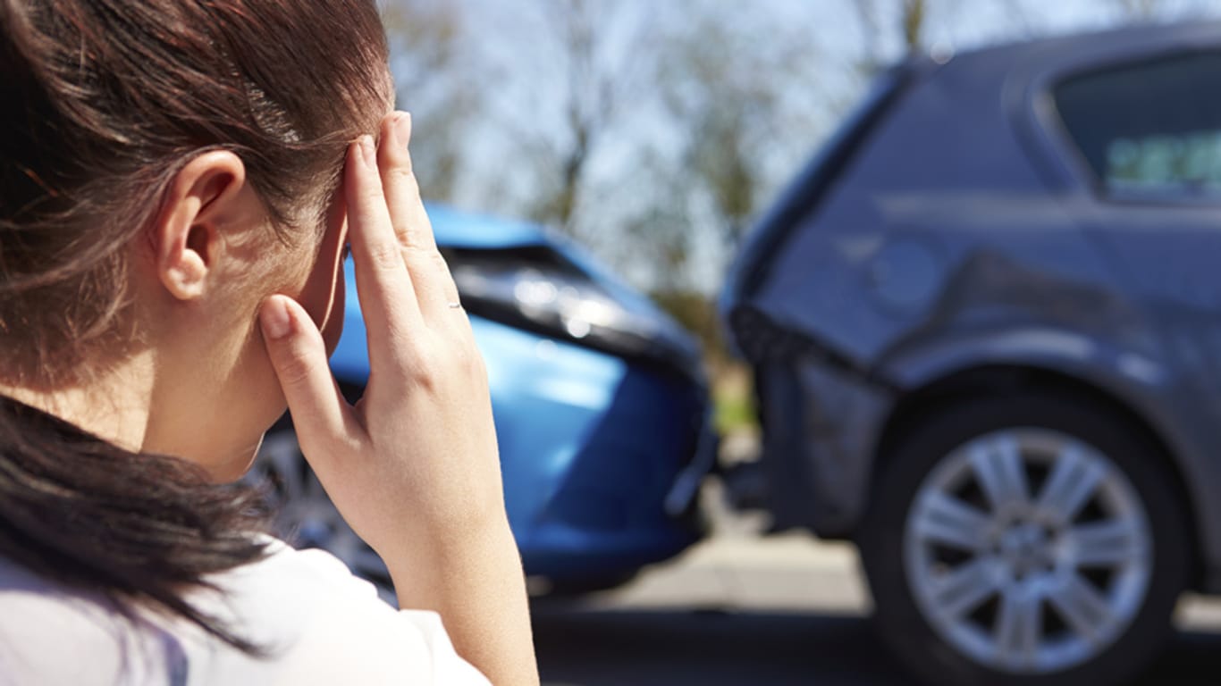 Nach einem Verkehrsunfall kann ein Trauma durch das Gefühl des Ausgeliefertseins verursacht werden.