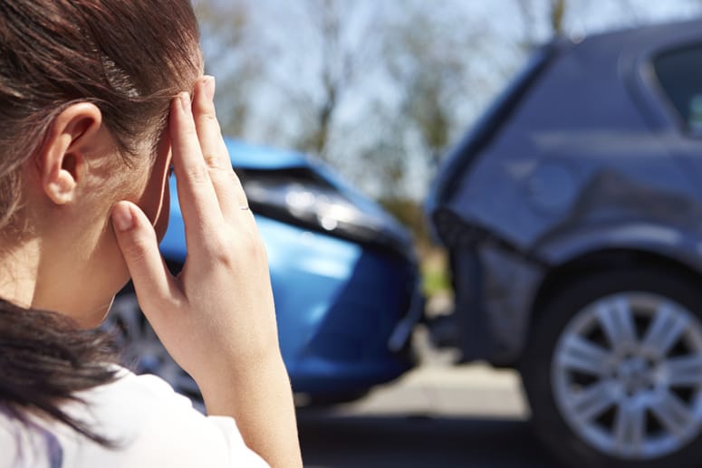 Nach einem Verkehrsunfall kann ein Trauma durch das Gefühl des Ausgeliefertseins verursacht werden.