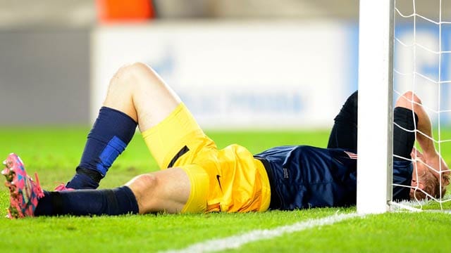 Salzburgs Martin Hinteregger liegt nach der 0:3-Niederlage in Malmö und dem damit verbundenden Champions-League-Aus völlig enttäuscht auf dem Rasen. Salzburgs Martin Hinteregger liegt nach der 0:3-Niederlage in Malmö und dem damit verbundenden Champions-League-Aus völlig enttäuscht auf dem Rasen.