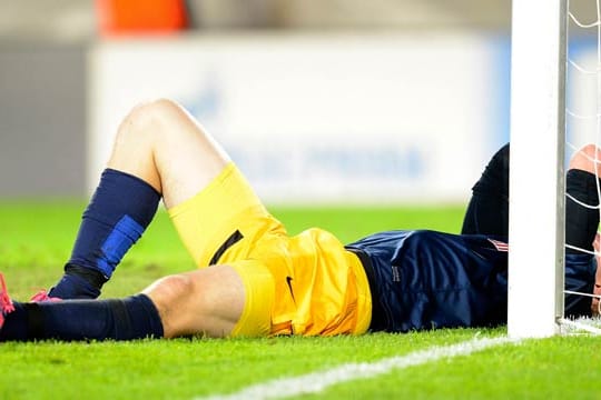 Salzburgs Martin Hinteregger liegt nach der 0:3-Niederlage in Malmö und dem damit verbundenden Champions-League-Aus völlig enttäuscht auf dem Rasen.