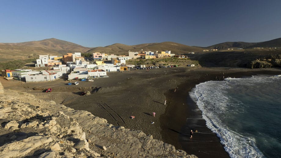 Der tiefschwarze feine Sand der Strandes von Ajuy auf der Kanarischen Insel Fuerteventura ist sicherlich einen Ausflug wert. Nur das Meer bleibt wegen der starken Strömungen tabu. Wer das Verbot ignoriert, riskiert sein Leben.