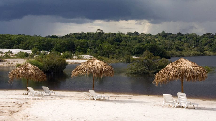 Und noch ein Traumstrand mit feinem Sand, diesmal im Amazonas-Gebiet. Auch hier gilt: Lieber am Ufer bleiben, da im Wasser Piranhas, Anakondas und Zitteraale lauern.