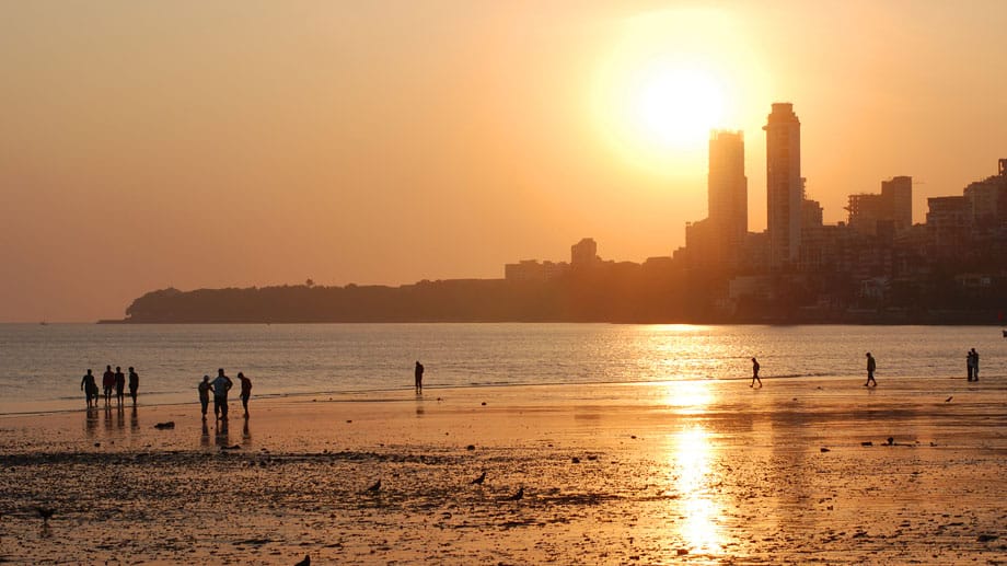 Beim Sonnenuntergang wird der Chowpatty Beach in der Bucht von Mumbai in Indien in warmes Licht getaucht - ein romantischer Anblick. Doch zu einem Bad sollte dies dennoch nicht verleiten, dazu ist das Wasser einfach viel zu dreckig.
