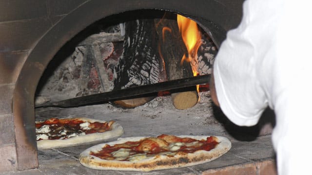 Im Brotbackofen können Sie auch Pizza backen.