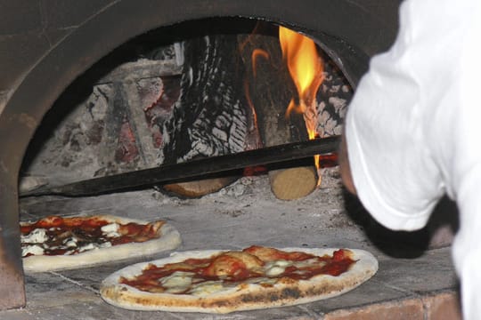 Im Brotbackofen können Sie auch Pizza backen.