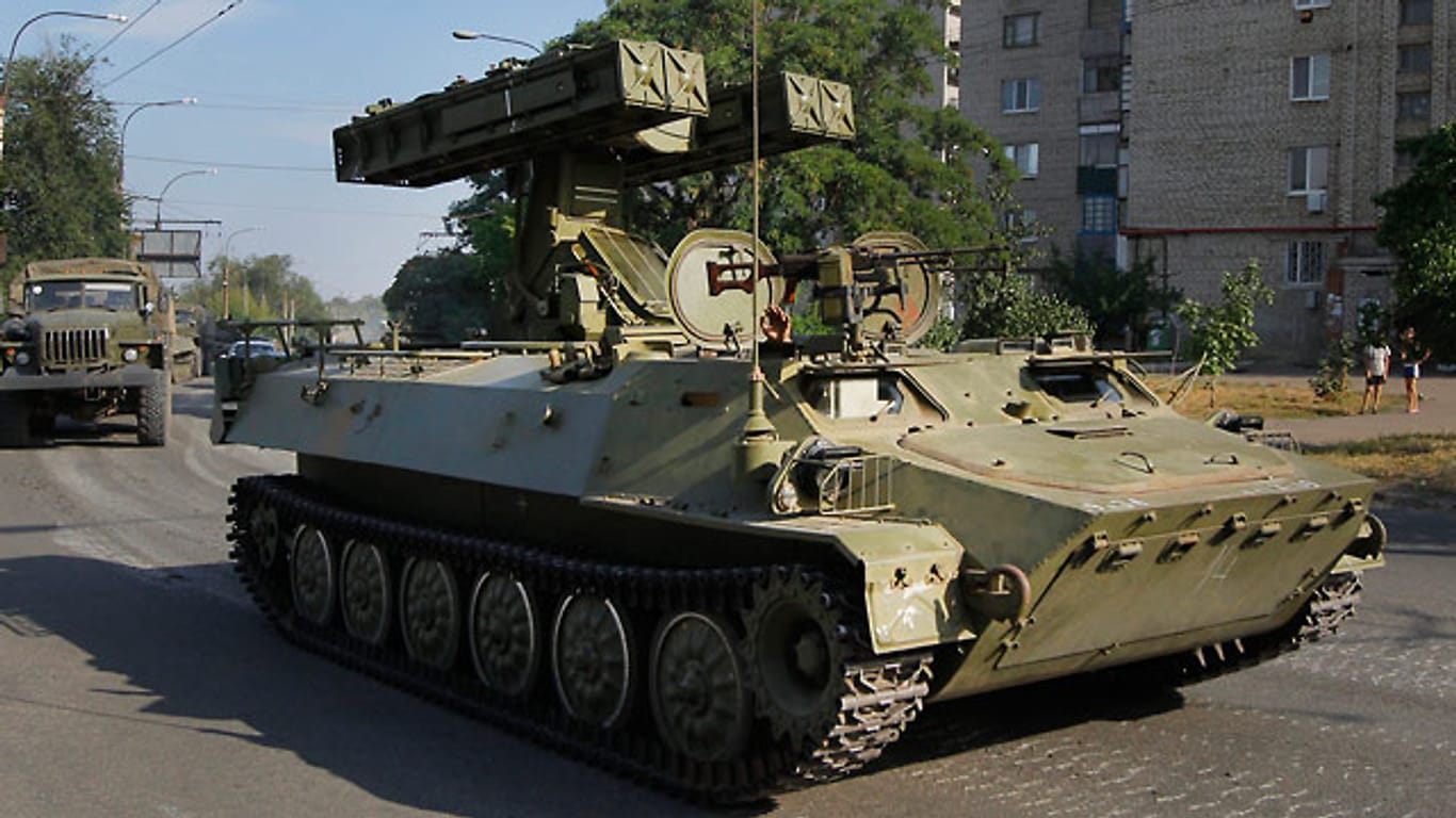 Ein russischer Raketenpanzer rollt durch die von Rebellen kontrollierte Stadt Krasnodon.