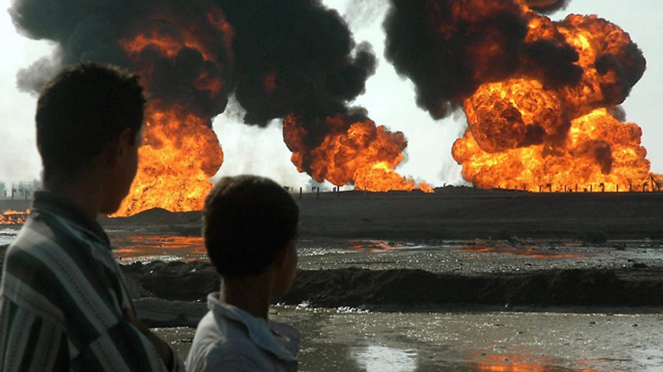 Eine brennende Ölpipeline im Süden Falludschas im Jahr 2004.