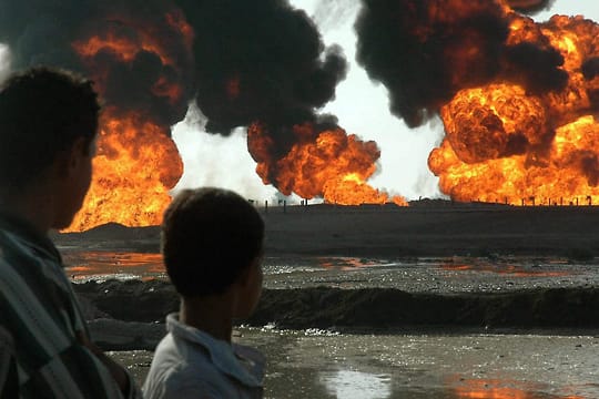 Eine brennende Ölpipeline im Süden Falludschas im Jahr 2004.