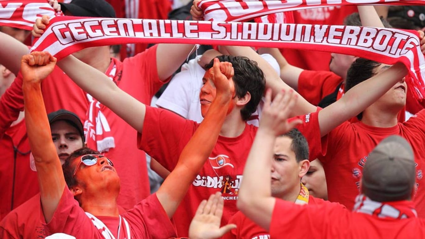 Ein Bayern-Fan zeigt seinen Fan-Schal mit der Aufschrift "Gegen alle Stadionverbote".