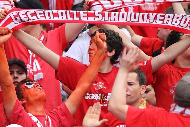 Ein Bayern-Fan zeigt seinen Fan-Schal mit der Aufschrift "Gegen alle Stadionverbote".