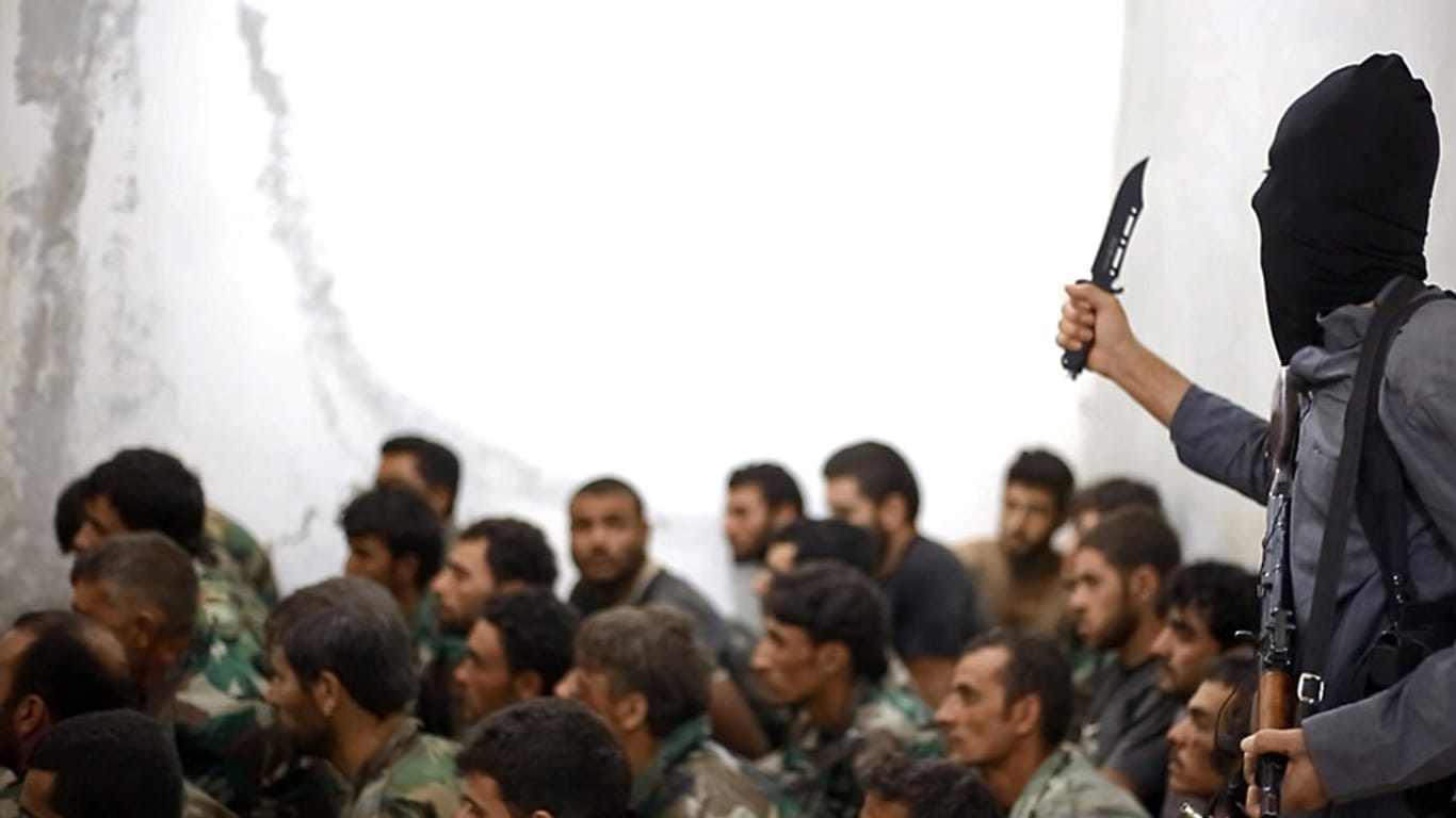 Kämpfer des Islamischen Staates (IS) haben nach eigenen Angaben 250 gefangene syrische Soldaten getötet.