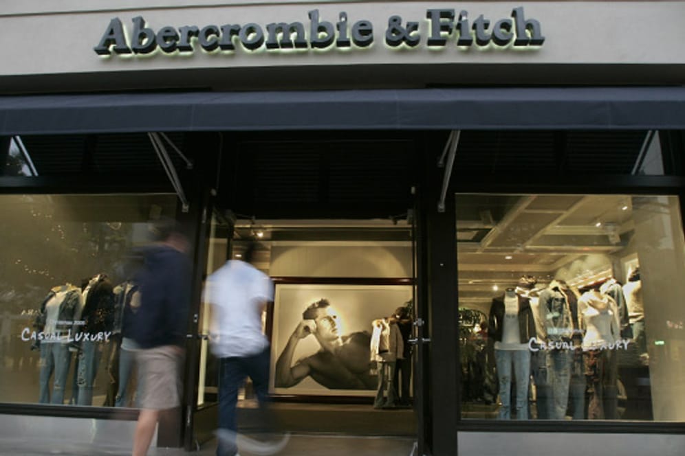 Abercrombie & Fitch streicht sein Logo - Schriftzug über den Filialen soll aber bleiben