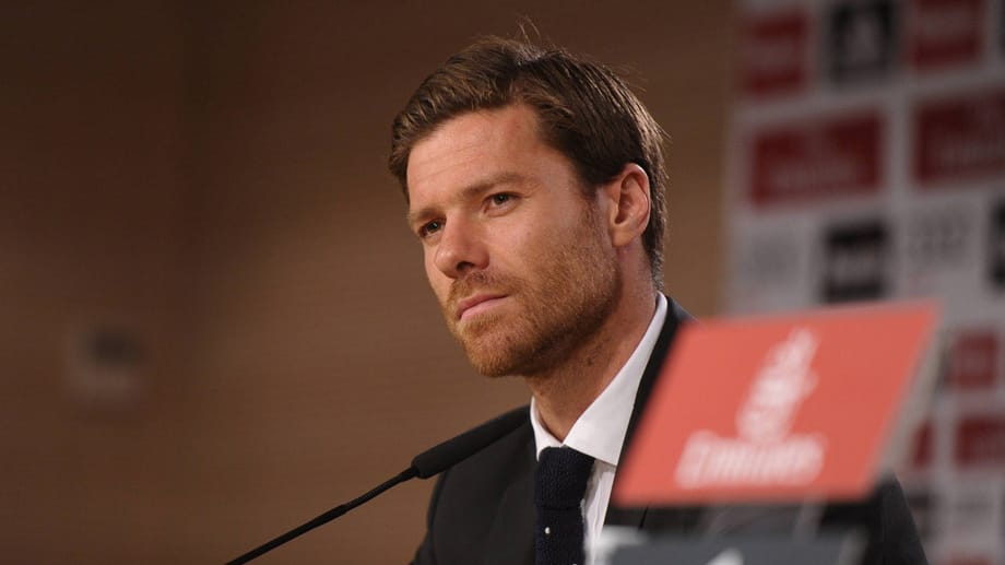 Xabi Alonso kommt für seine letzte Pressekonferenz als Real-Spieler im Stadion Santiago Bernabeu an.