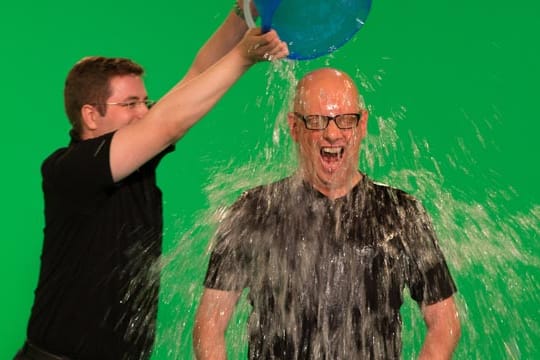 "Ice Bucket Challenge" beim "Wort zum Sonntag": Kaplan Florian Heisterkamp (l) schüttet einen Kübel mit Eiswasser über den Kopf von Pfarrer Gereon Alter.