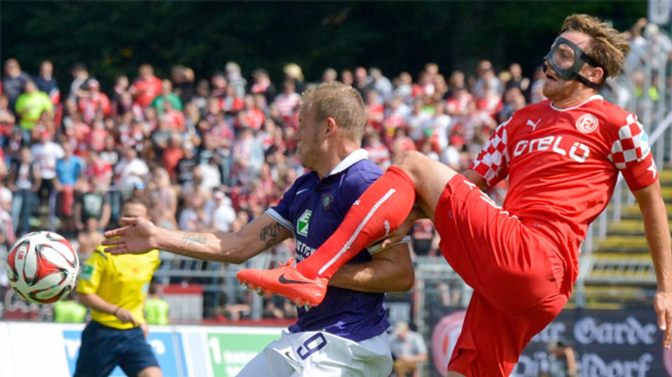 Aues Frank Löning (li.) schirmt den Ball gegen Adam Bodzek von Fortuna Düsseldorf ab.