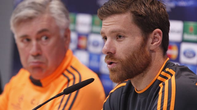 Real-Coach Carlo Ancelotti (li.) ist überrascht vom Weggang Alonsos.