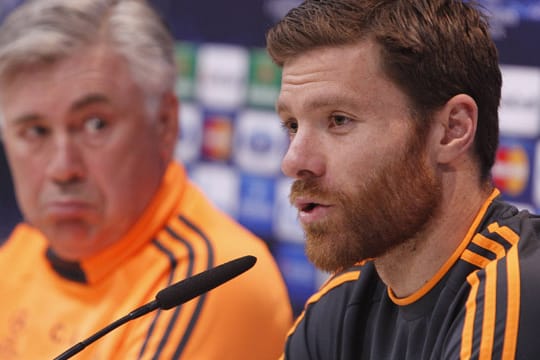 Real-Coach Carlo Ancelotti (li.) ist überrascht vom Weggang Alonsos.