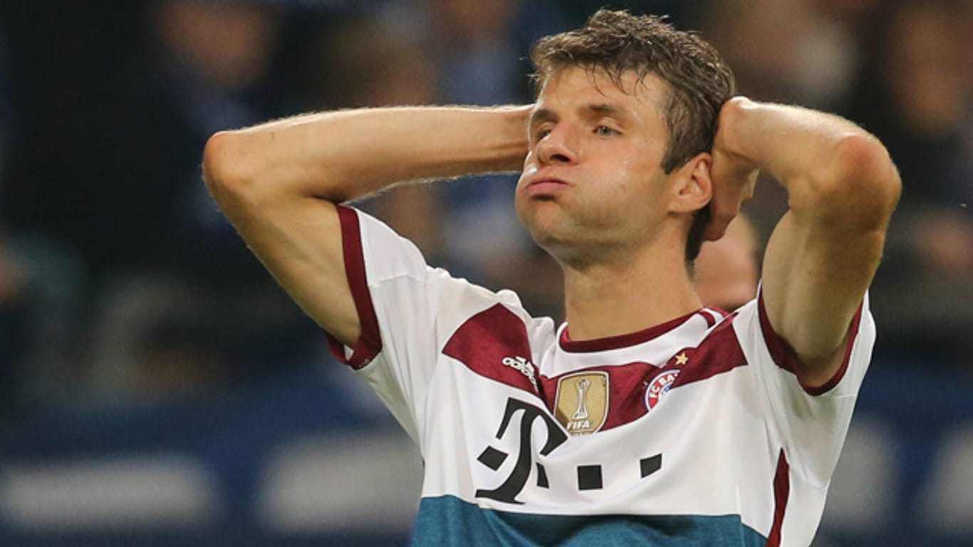 Nach dem Remis beim FC Schalke pustet Bayern-Profi Thomas Müller frustriert durch.