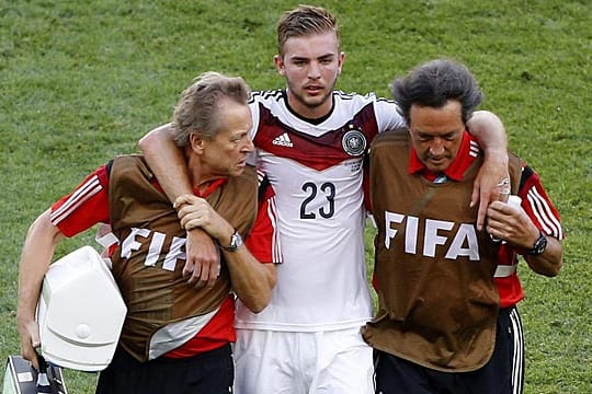 Christoph Kramer wird nach dem Zusammenprall mit Ezequiel Garay vom Platz geführt.