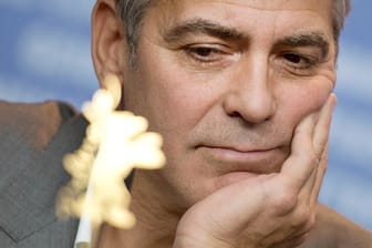 George Clooney wird seit einem Unfall am "Syriana"-Set von Schmerzen geplagt.