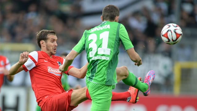 Freiburgs Julian Schuster (li.) und Gladbachs Branimir Hrgota kämpfen um den Ball.