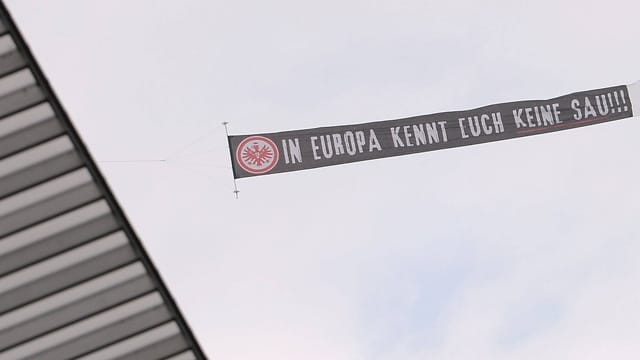 Das Spruchband, dass das Flugzeug über dem Mainzer Stadion hinter sich her zog. Das Spruchband, dass das Flugzeug über dem Mainzer Stadion hinter sich her zog.