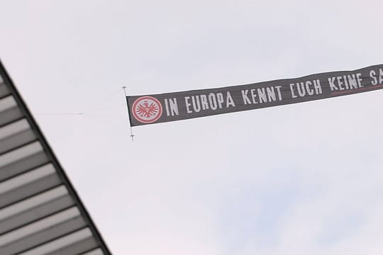 Das Spruchband, dass das Flugzeug über dem Mainzer Stadion hinter sich her zog.