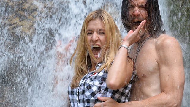 Stefanie Hertel und ihr Gatte unter der "Eisbach-Dusche"