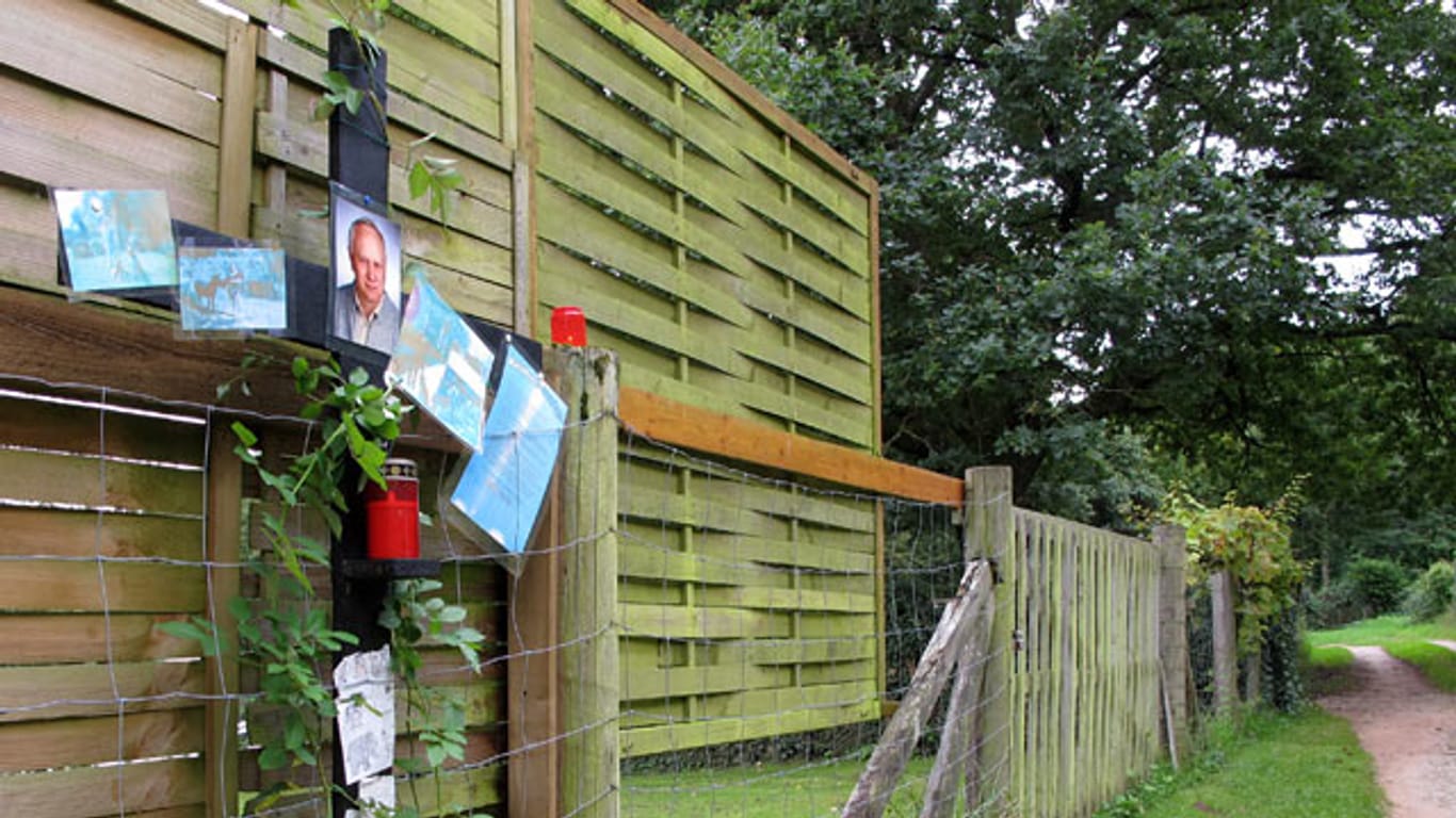 Ein Holzkreuz am Gartenzaun erinnert an das Opfer eines tödlichen Nachbarschaftsstreits in Trier.