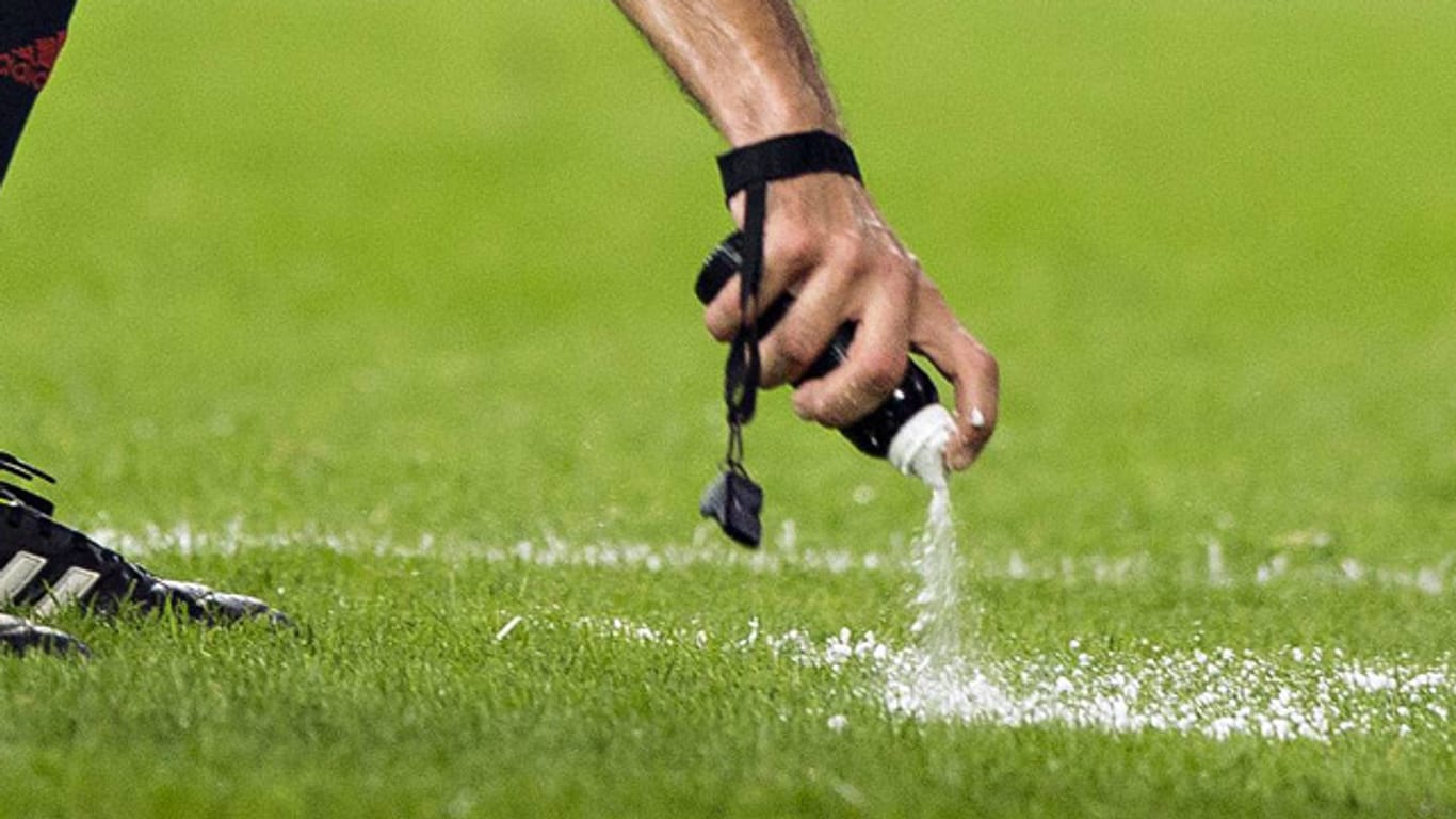 Das Freistoß-Spray soll laut DFB spätestens im Oktober auch in der Bundesliga verwendet werden.