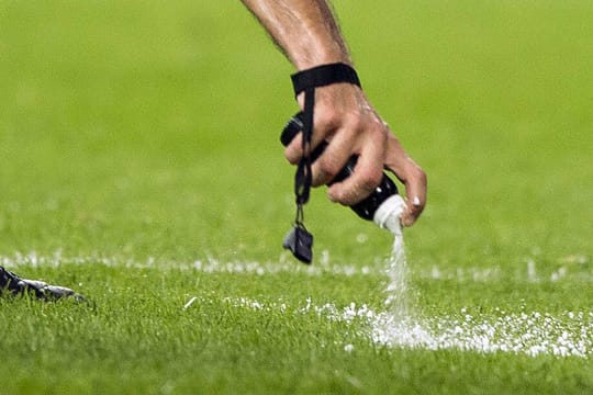 Das Freistoß-Spray soll laut DFB spätestens im Oktober auch in der Bundesliga verwendet werden.