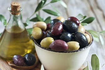 Die Farbe der Oliven ist vom Reifegrad der Steinfrucht abhängig.