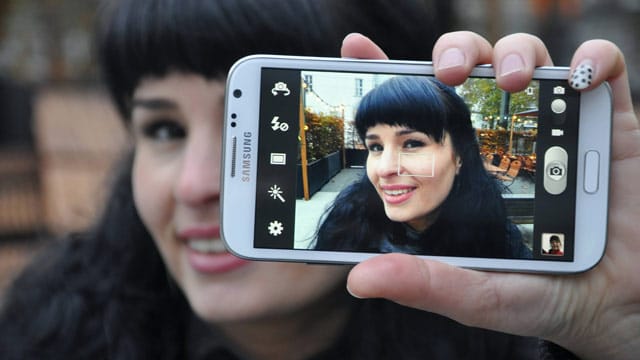 Ein Modell zeigt ein Selfie auf dem Smartphone