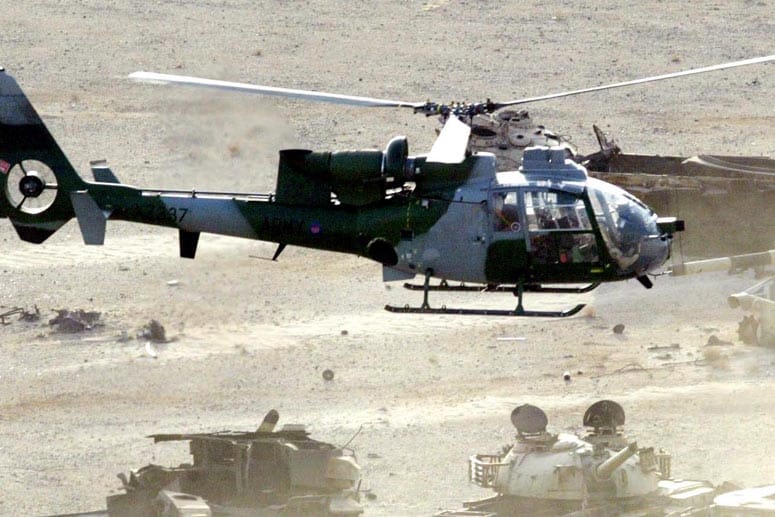 Britischer Kampfhubschrauber vom Typ Gazelle im Irak während des Dritten Golfkriegs im Jahr 2003.