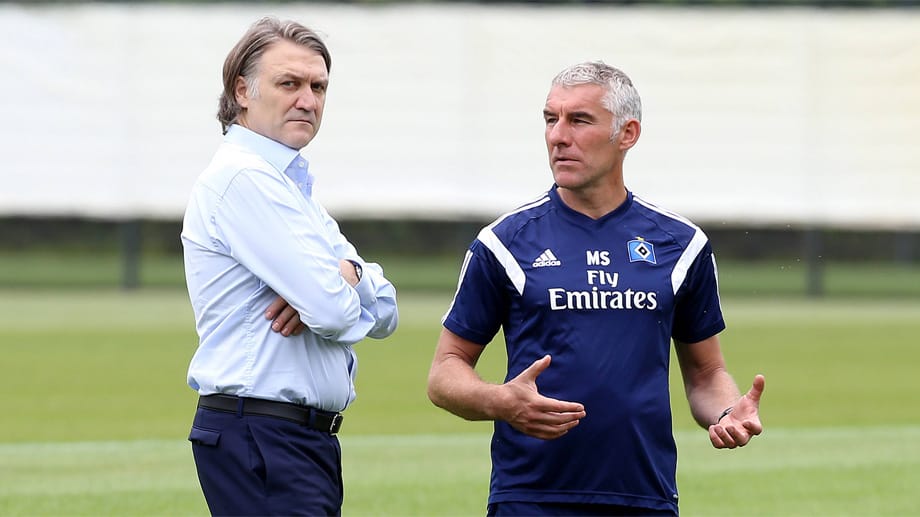 HSV-Boss Dietmar Beiersdorfer (li.) nimmt auch Trainer Mirko Slomka in die Pflicht. HSV-Boss Dietmar Beiersdorfer (li.) nimmt auch Trainer Mirko Slomka in die Pflicht.