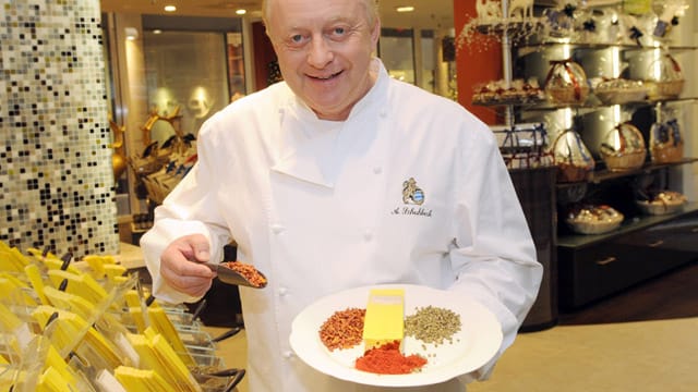 Star-Koch Alfons Schuhbeck in seinem Münchener Shop "Schuhbeck's Gewürze"