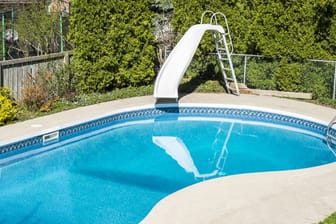Mit der richtigen Poolpflege bleibt das Wasser klar und sauber