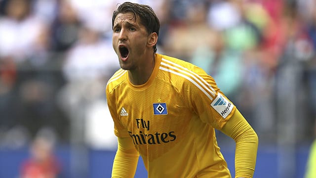 Der Torhüter des Hamburger SV René Adler hat zurzeit keinen leichten Stand in der Mannschaft.