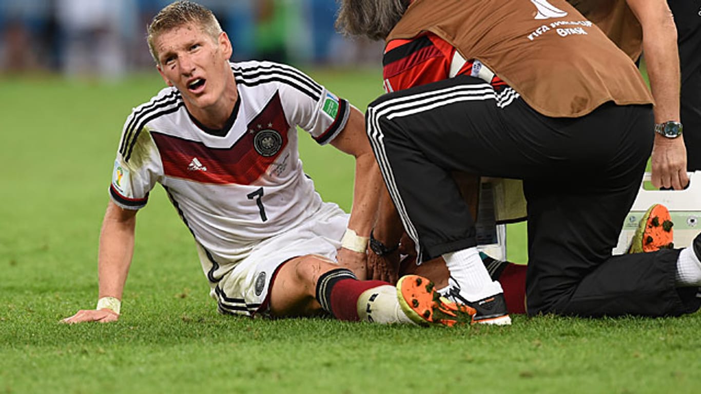 Ein von Verletzungen gezeichneter Bastian Schweinsteiger muss im WM-Finale behandelt werden.